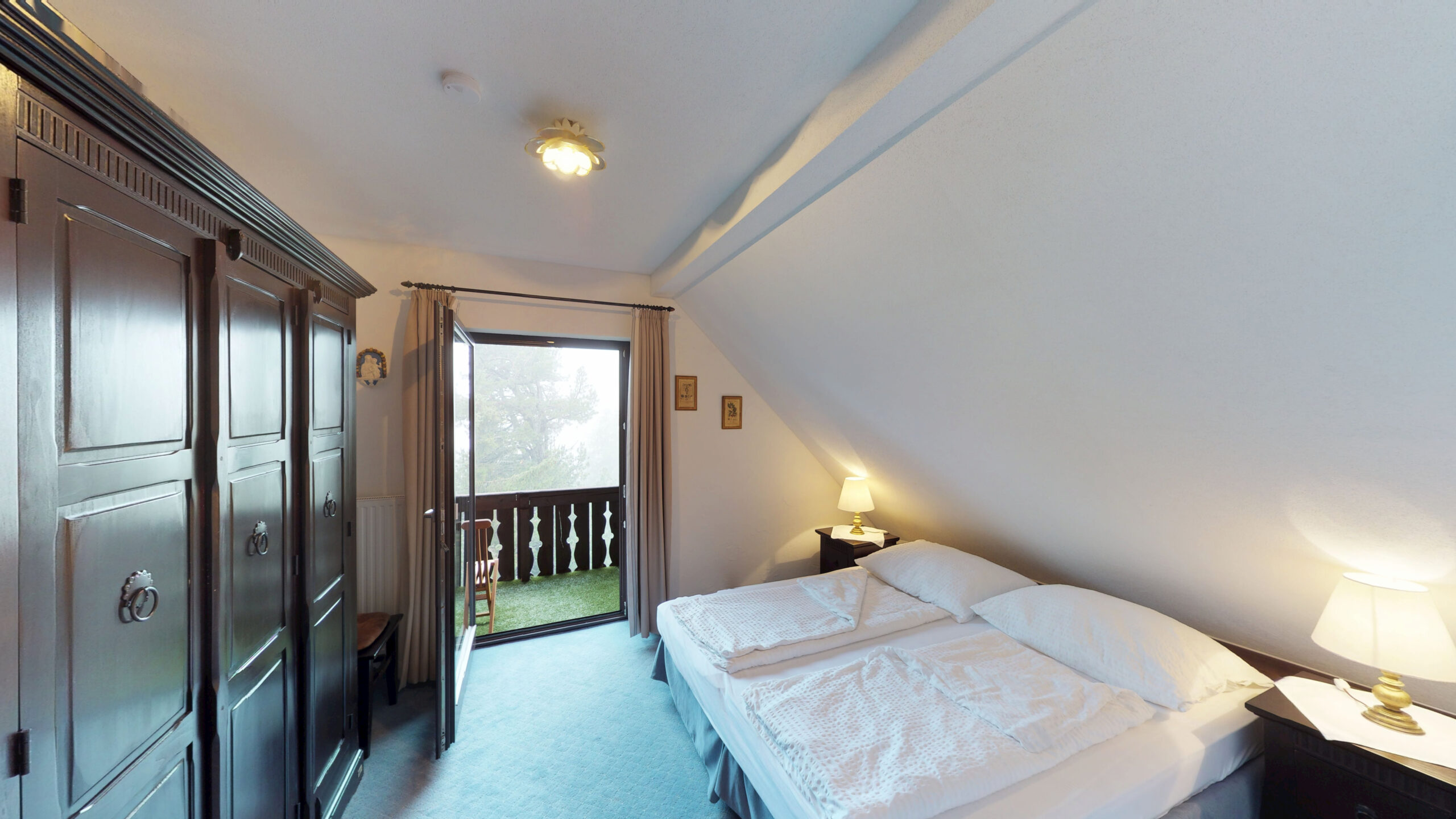 Doppelzimmer mit SAT-TV und Zugang zum südseitigen Balkon mit Bergblick.