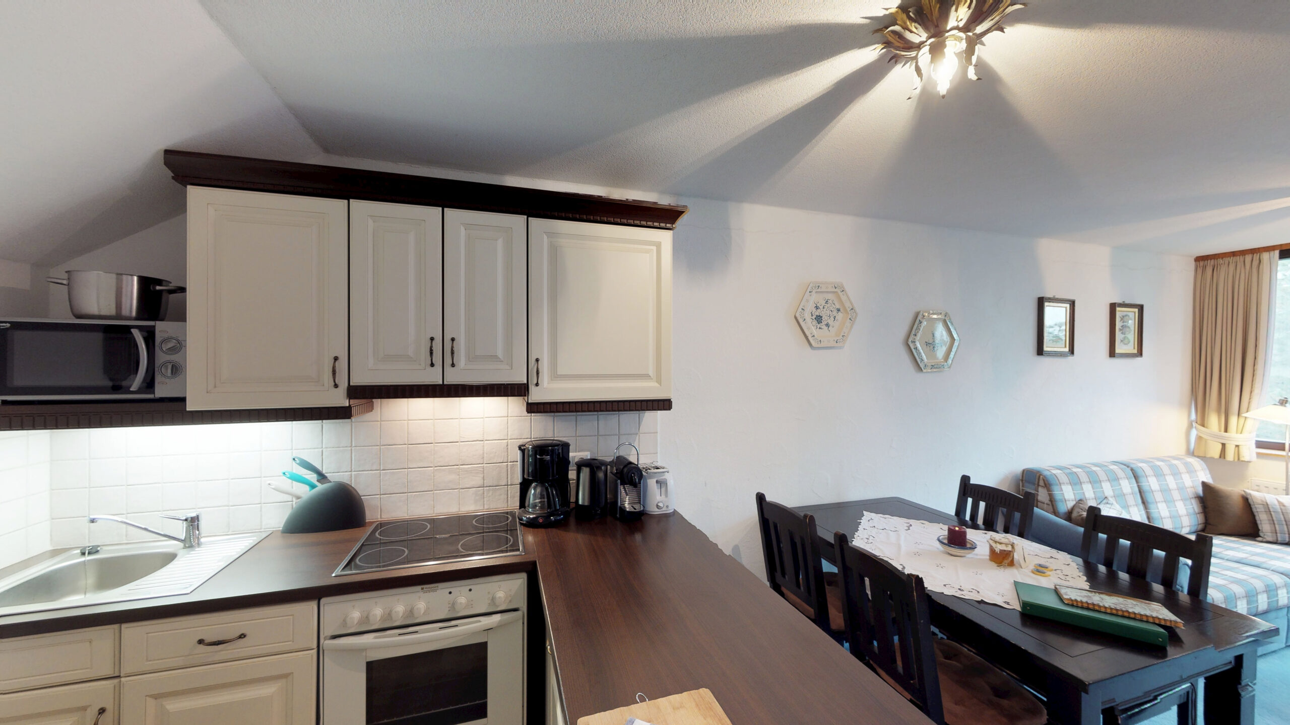 Heller Essplatz neben der offenen Küche im Wohnbereich der Ferienwohnung Wildwechsel.