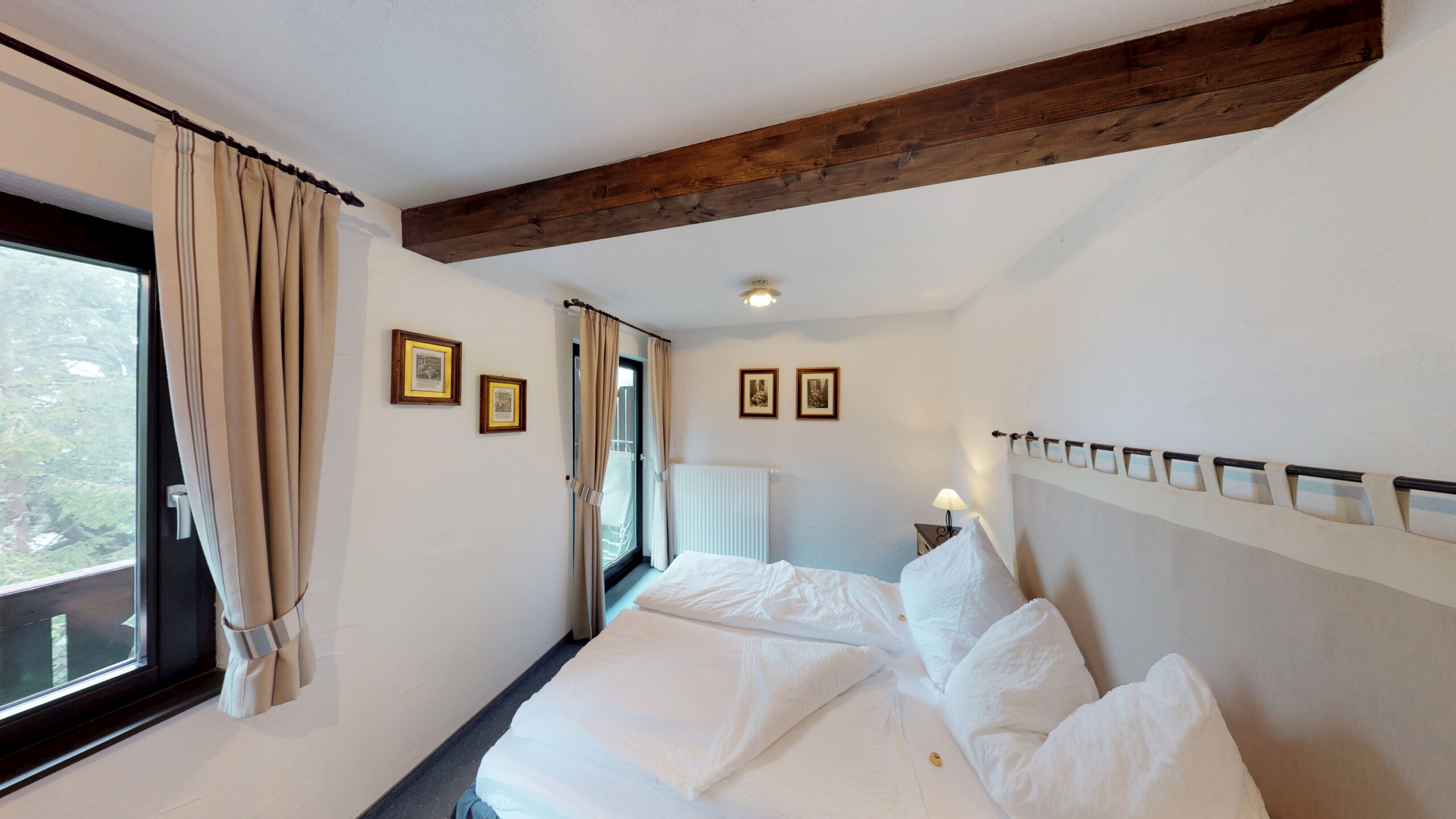 Doppelzimmer mit Zugang zum südseitigen Balkon und Panoramablick auf die Berge.