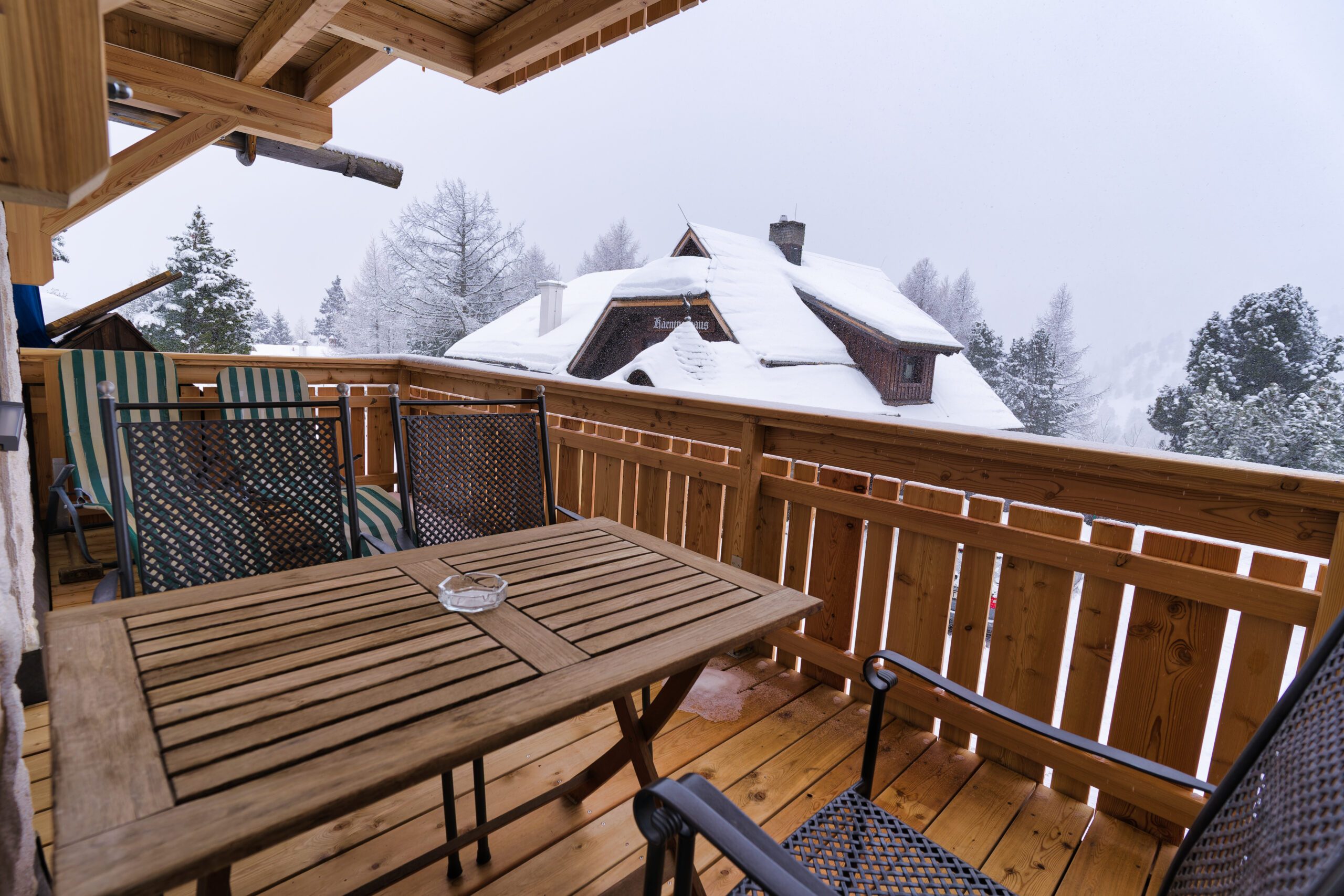 Südseitiger Balkon mit Sonnenliegen, Sitzgarnitur und herrlichem Blick auf die Berglandschaft.