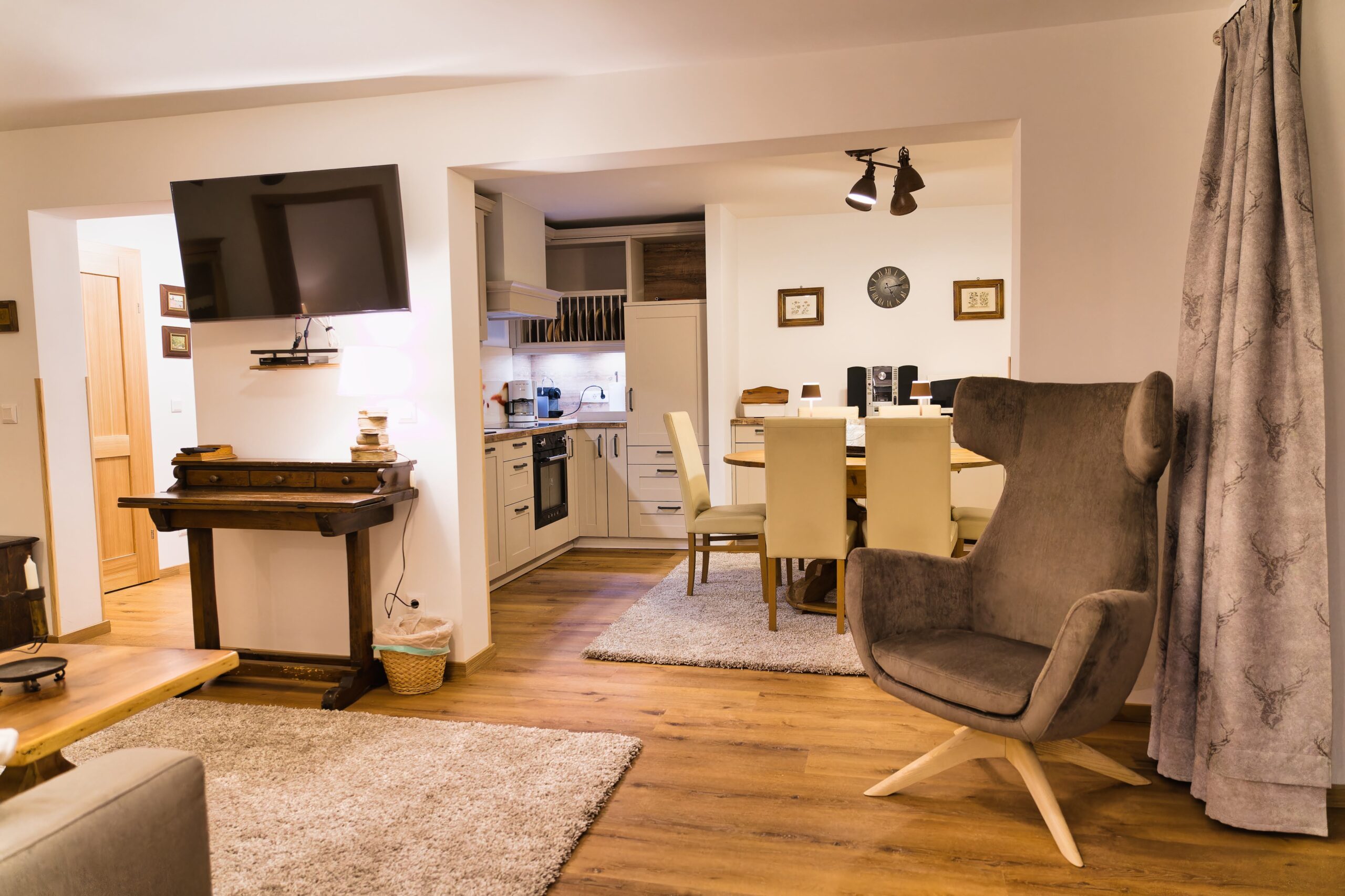 Essbereich neben der offenen Küche mit Tisch und Stühlen im Wohnraum der Ferienwohnung Moschelitzenblick.