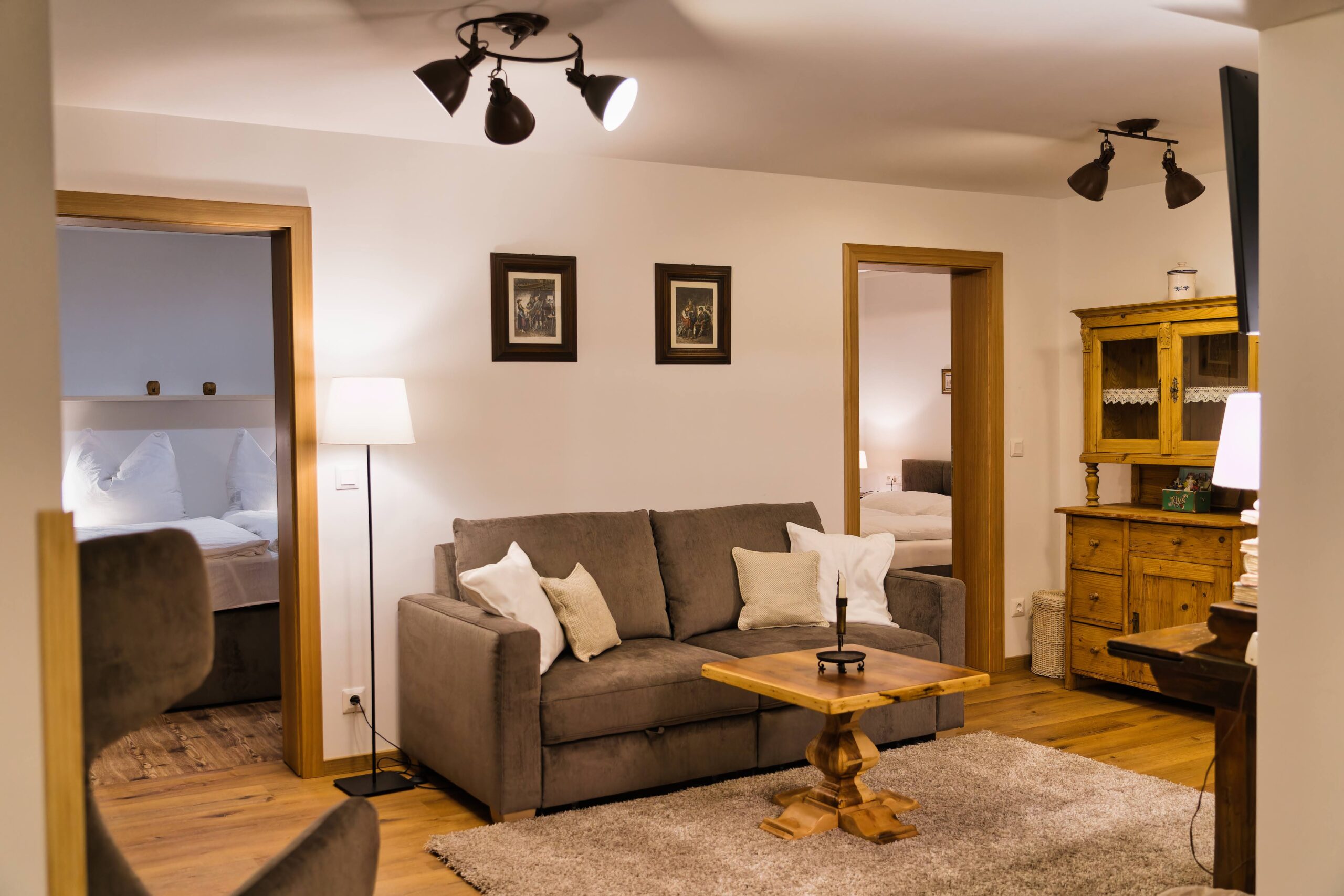 Wohnbereich mit Ansicht auf die Schlafzimmer