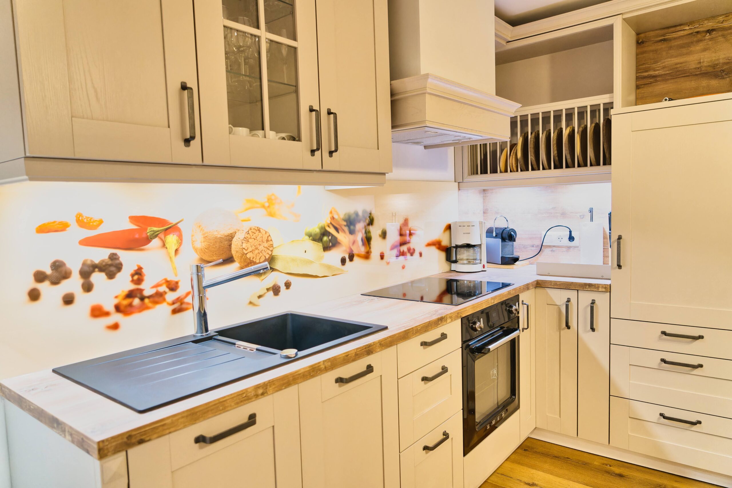 Offene, voll ausgestattete Küche mit Geschirrspüler, Herd, Kühlschrank, Kaffeemaschinen