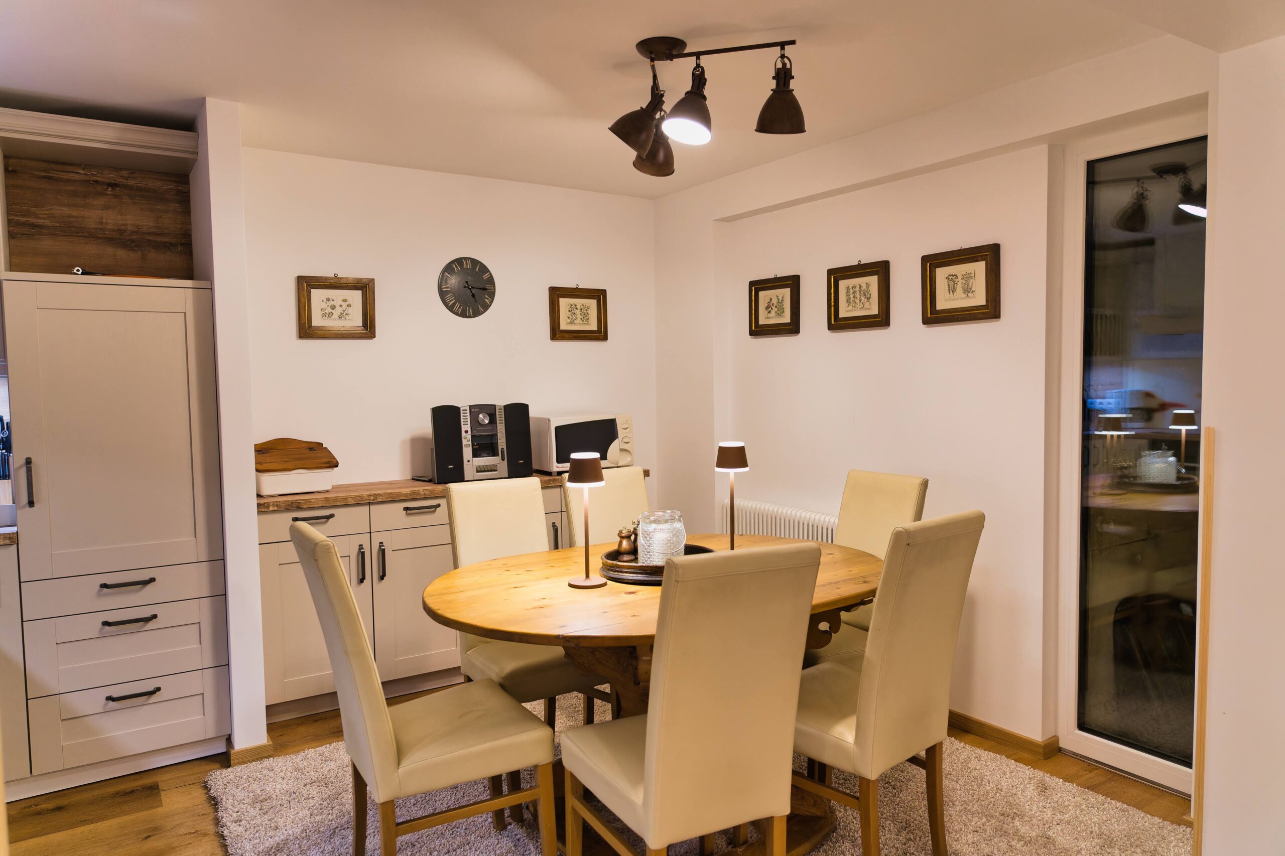 Essbereich neben der offenen Küche mit Tisch und Stühlen im Wohnraum der Ferienwohnung Moschelitzenblick.