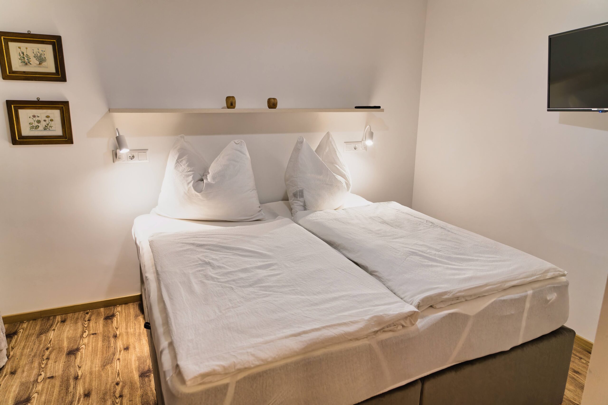 Schlafzimmer mit SAT-TV