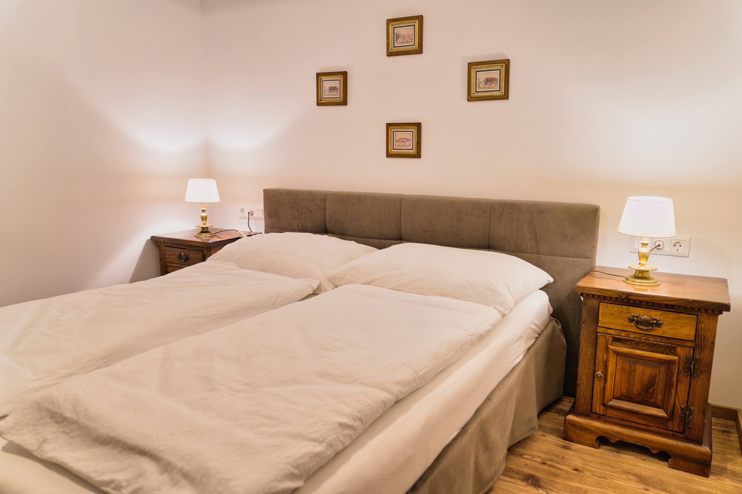 Gemütlich eingerichtetes Schlafzimmer mit Doppelbett in der Ferienwohnung Moschelitzenblick