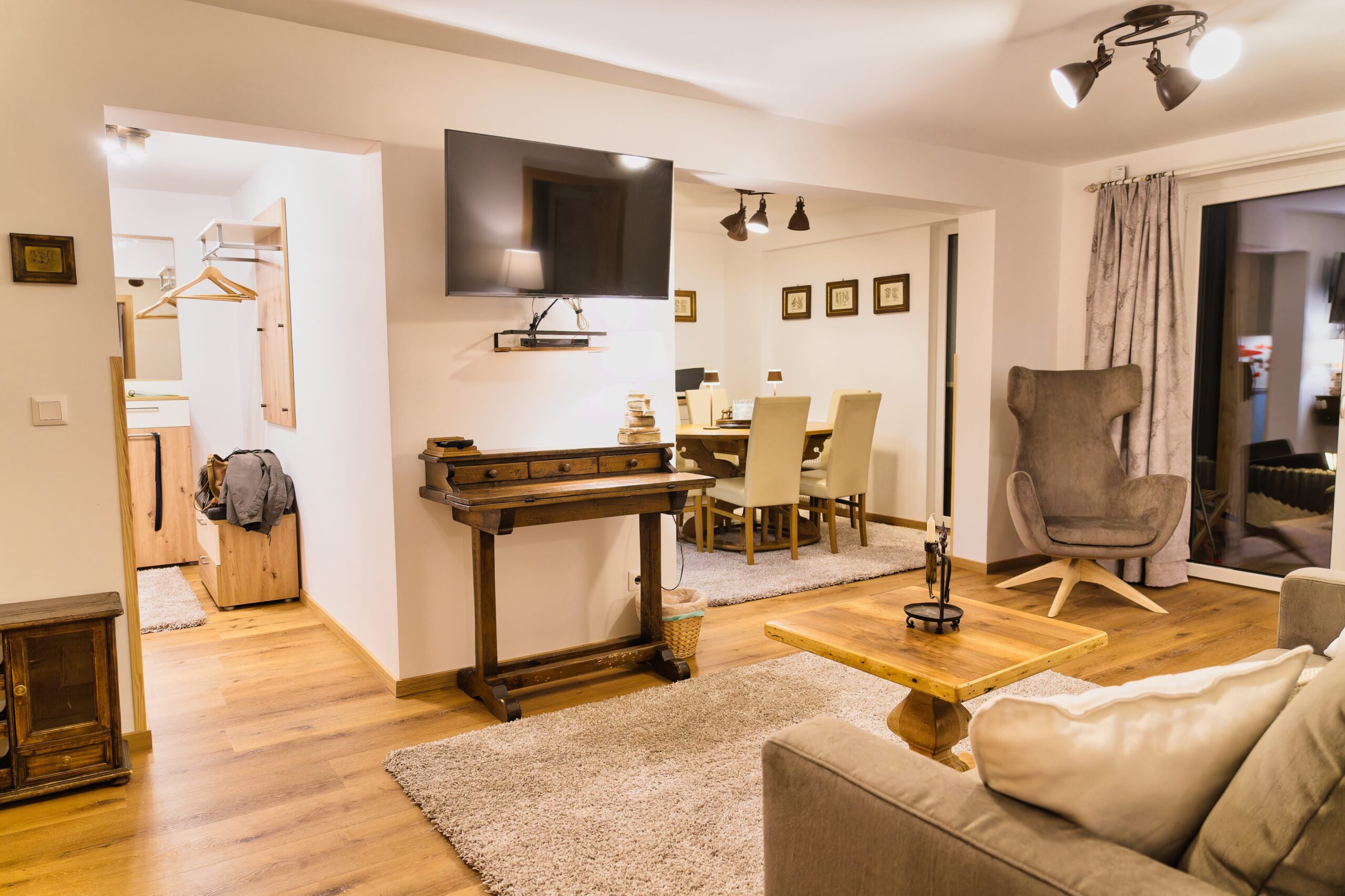 Großzügiger Wohnbereich mit ausziehbarer Couch, Ohrensessel, Schreibtisch und Schwedenofen für gemütliche Stunden.