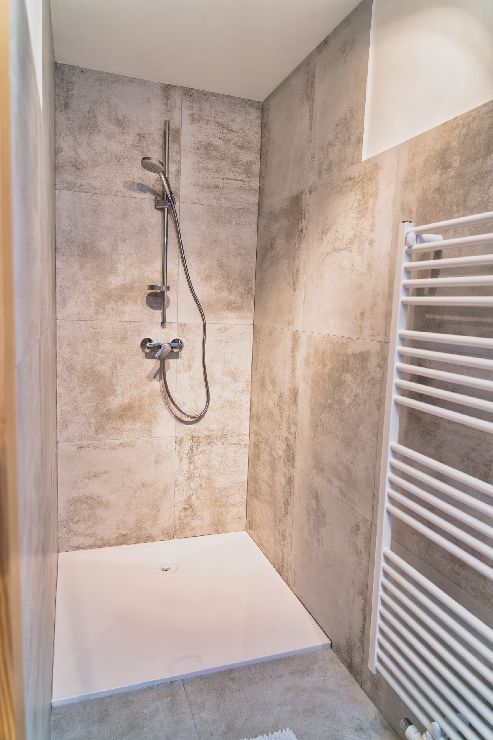 Modernes Badezimmer mit Dusche