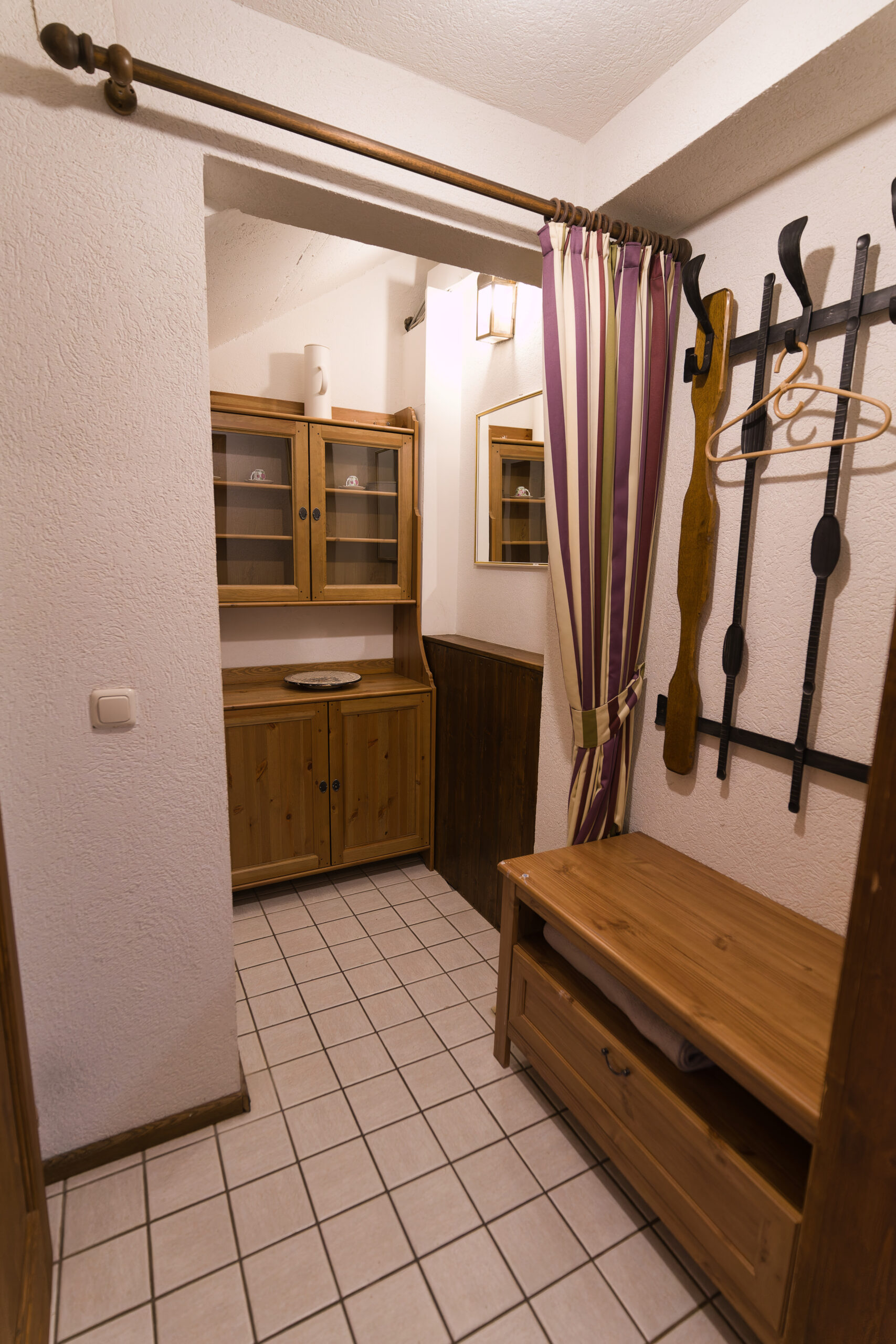 Garderobenbereich der Ferienwohnung Panoramablick mit Ablagefläche und Platz für Jacken und Schuhe.