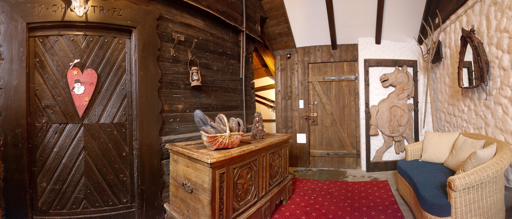 Großer Eingangsbereich Lärchen-Troadkastn