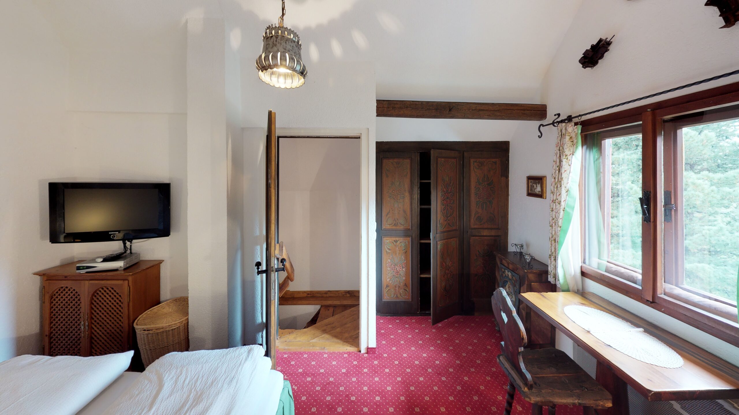 großes, helles Schlafzimmer mit schöner Aussicht