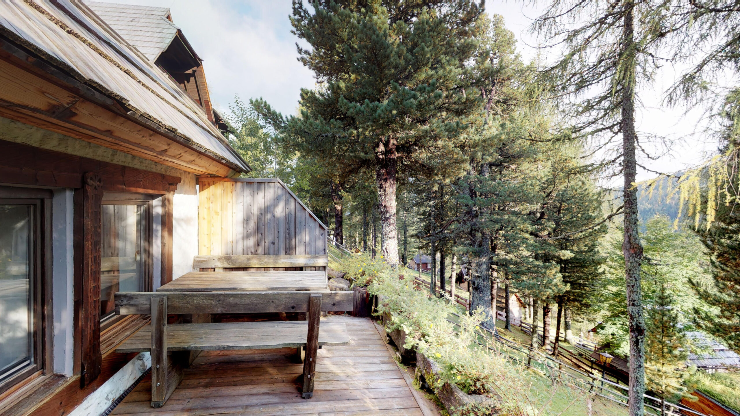 Terrasse mit ,Sitzgelegenheit und Panoramablick.