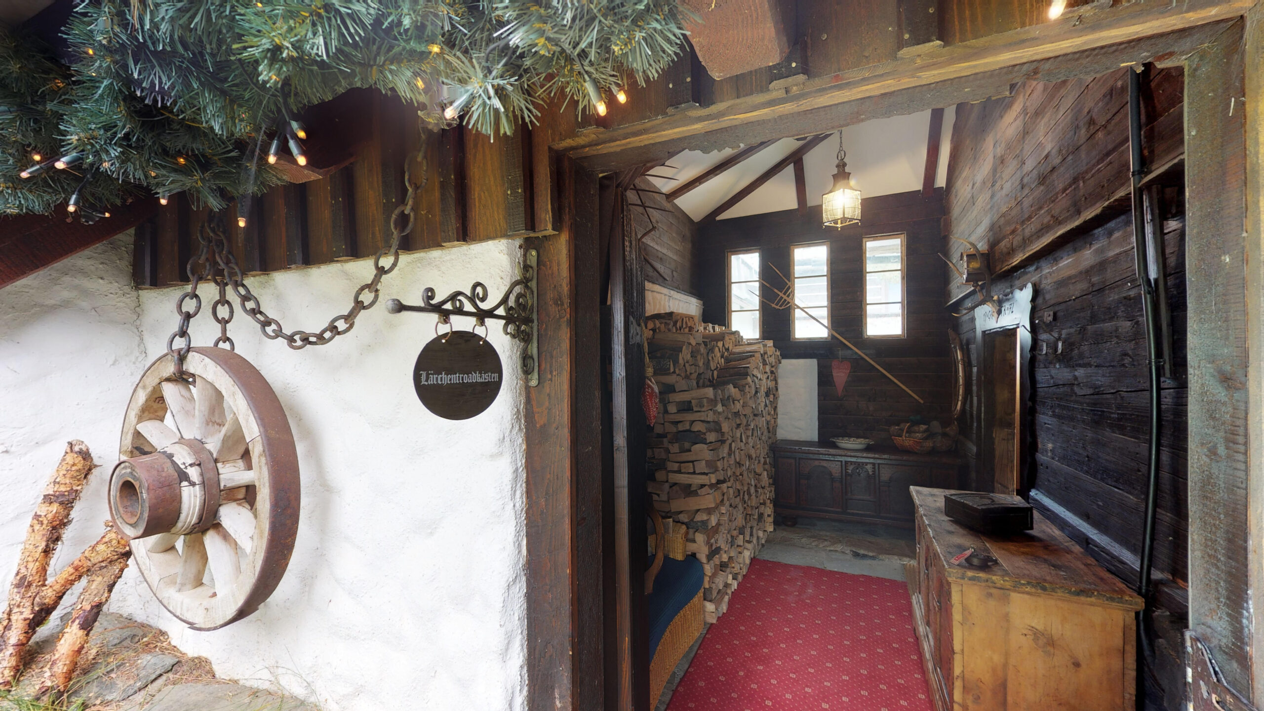 Uriger Eingangsbereich vom Lärchen-Troadkastn