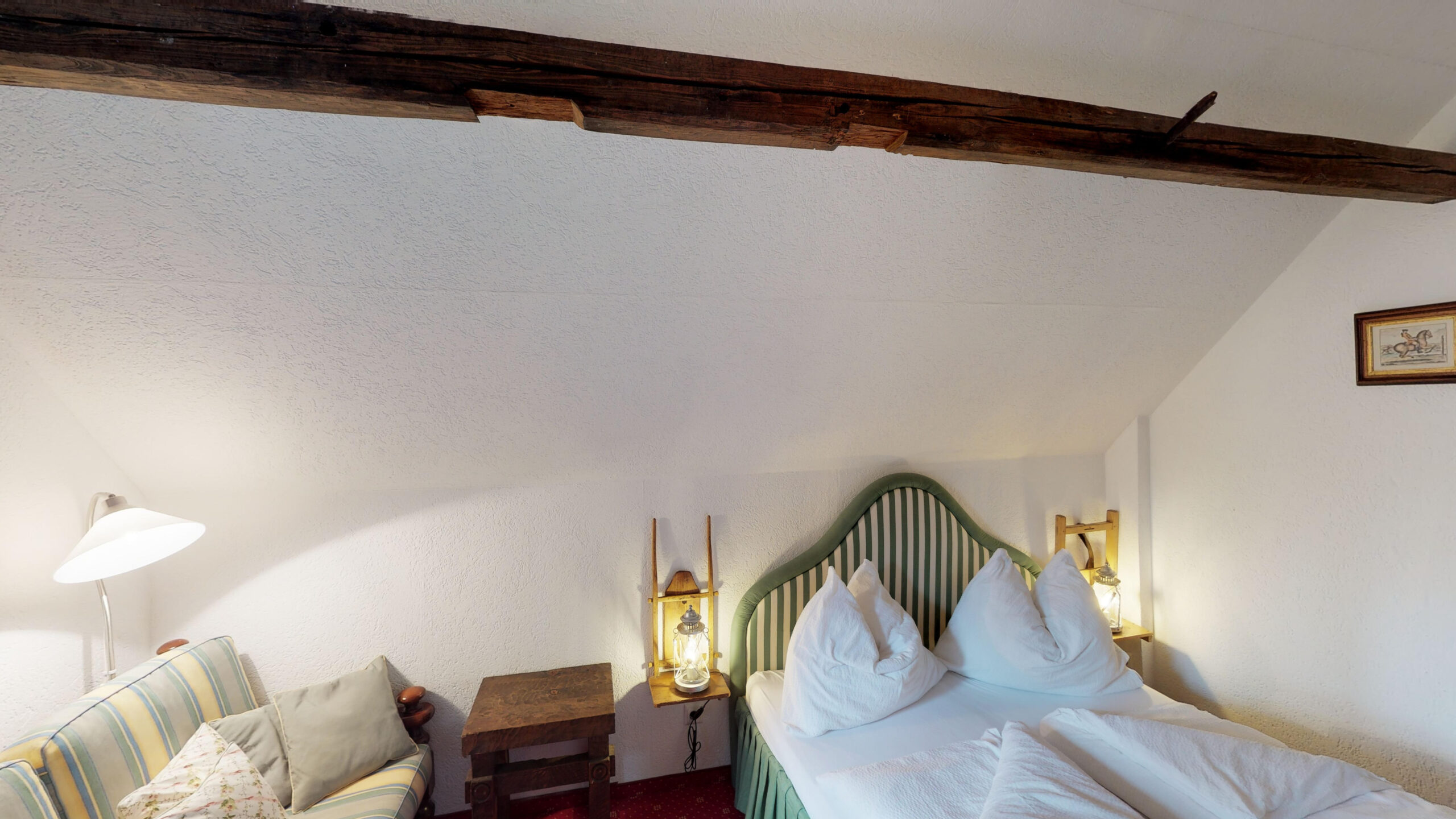 helles Schlafzimmerm mit Doppelbett im Lärchen-Troadkastn