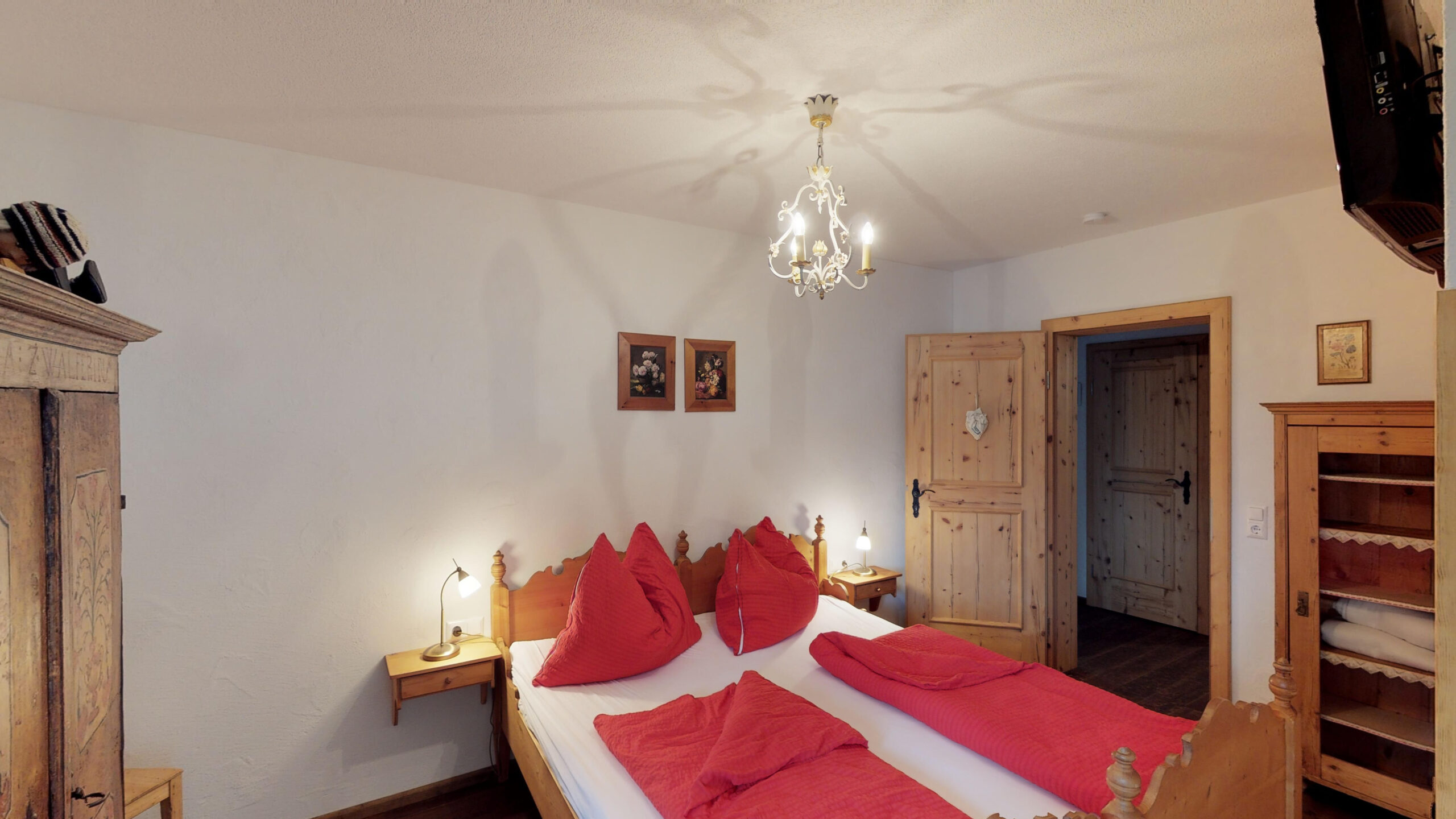 Geräumiges Schlafzimmer mit Doppelbett aus Altholz Ferienwohnung Murmelbau