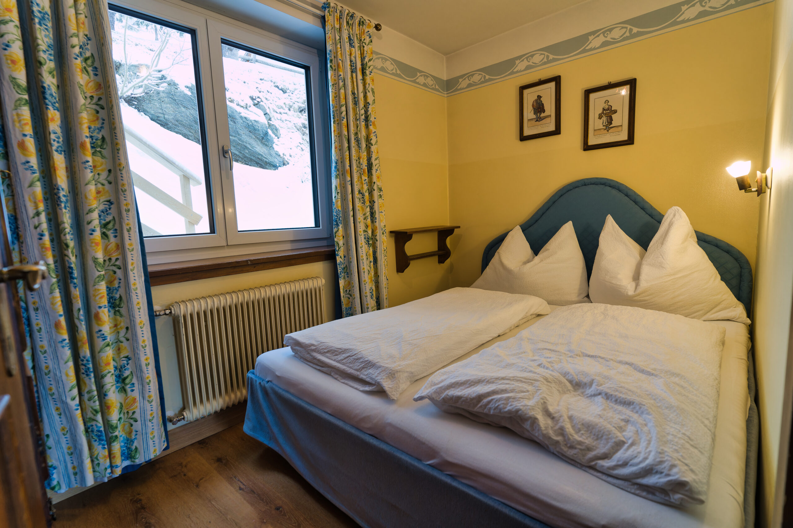 Helles Doppelzimmer im Obergeschoss mit gemütlicher Einrichtung.