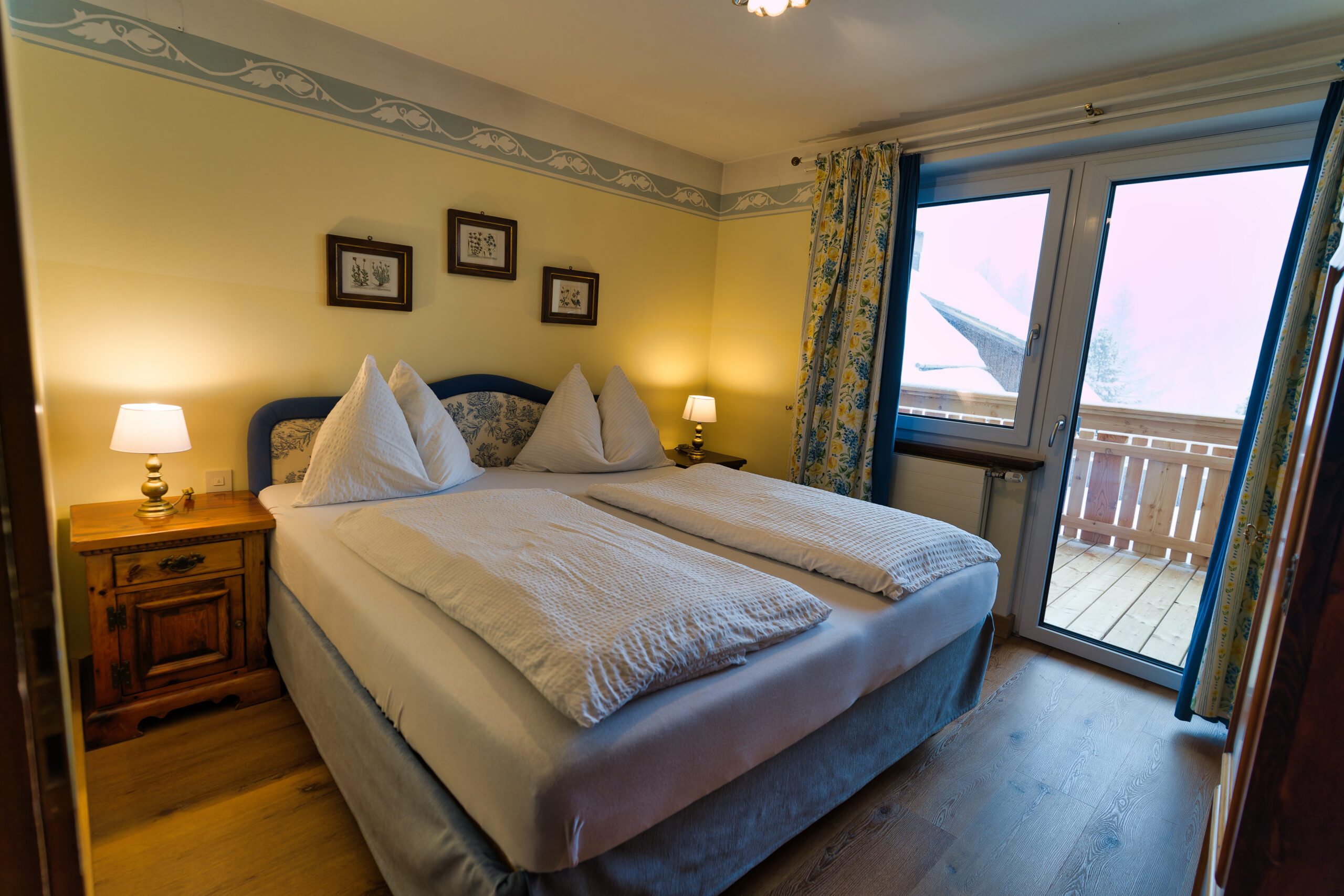 Doppelzimmer mit Zugang zum großen, südseitigen Balkon und Aussicht auf die Berge.