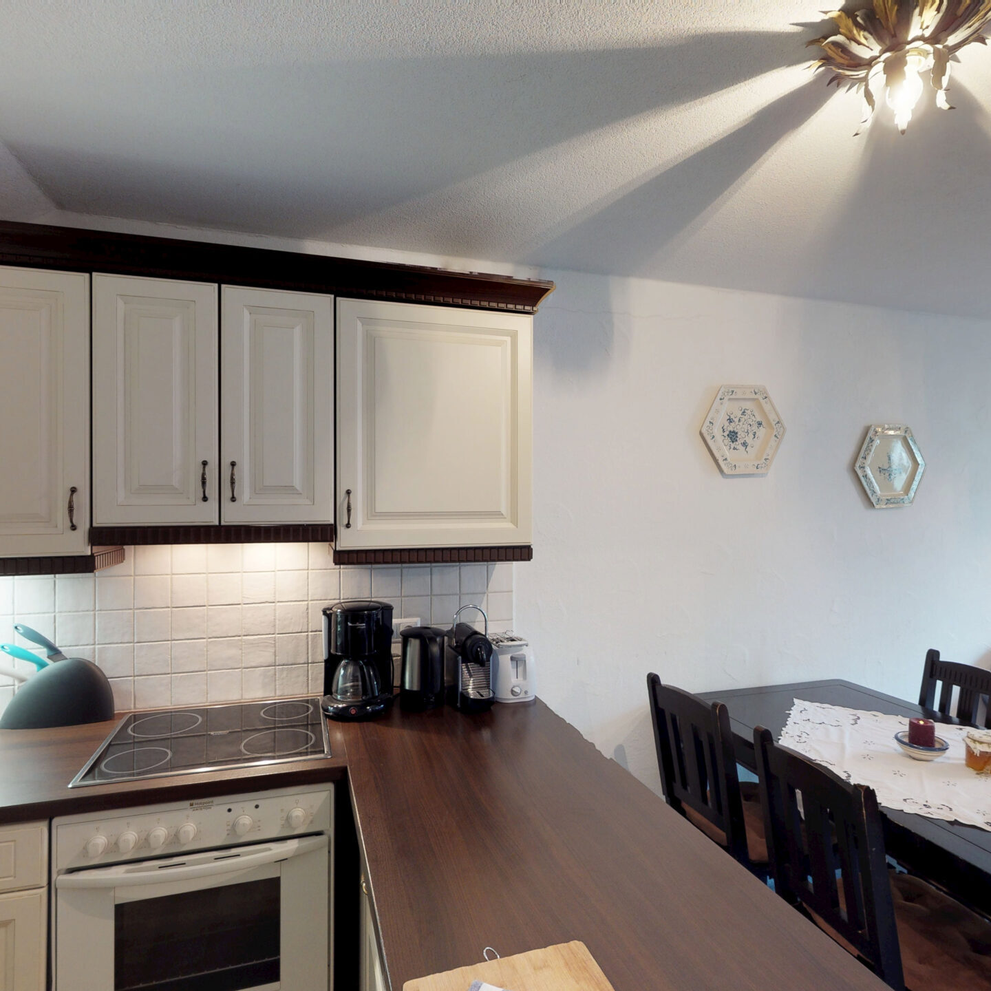 Heller Essplatz neben der offenen Küche im Wohnbereich der Ferienwohnung Wildwechsel.