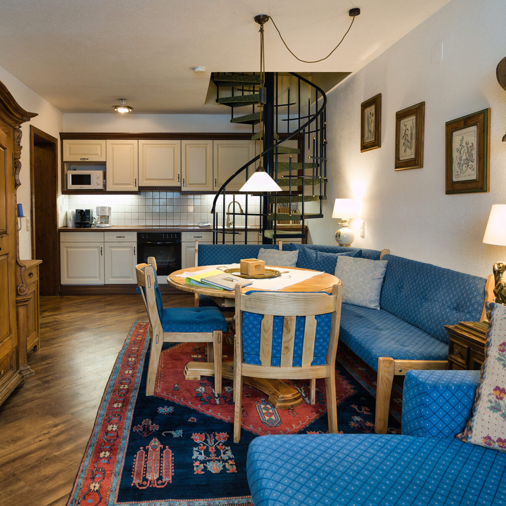 Ferienwohnung Panoramablick Ansicht Wohnbereich mit Esstisch und Küche