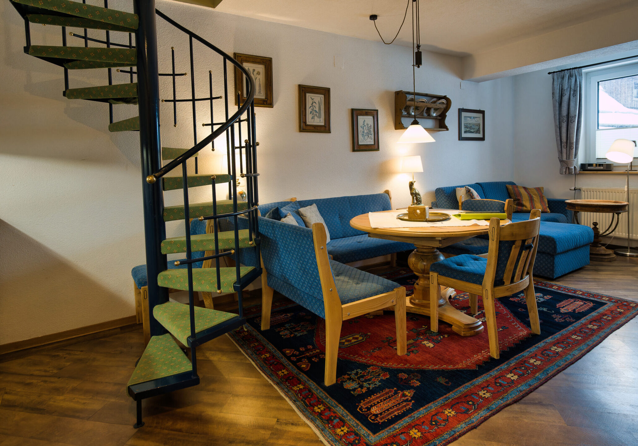 Gemütlicher Wohnraum mit Essecke