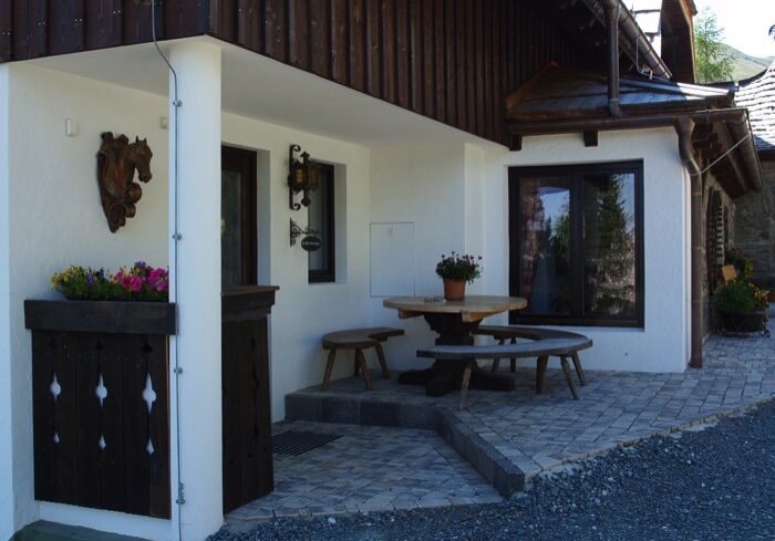 Zweistöckiger Anbau des Kärntnerhauses mit separatem Eingang und eigener Terrasse von der Ferienwohnung Murmelbau